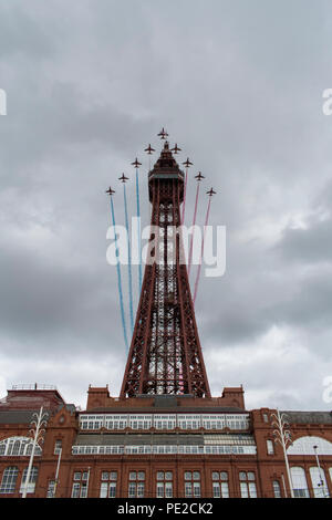 Blackpool, Großbritannien. 12. August 2018 - RAF rote Pfeile fliegen über Blackpool Tower am Ende der jährlichen Blackpool Airshow. Die roten Pfeile flogen vor dem Hintergrund des aufkommenden Sturm und durchgeführt für eine Menge von zig Tausend entlang der Promenade in Blackpool. Credit: Benjamin Wareing/Alamy leben Nachrichten Stockfoto