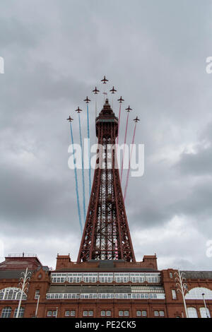 Blackpool, Großbritannien. 12. August 2018 - RAF rote Pfeile fliegen über Blackpool Tower am Ende der jährlichen Blackpool Airshow. Die roten Pfeile flogen vor dem Hintergrund des aufkommenden Sturm und durchgeführt für eine Menge von zig Tausend entlang der Promenade in Blackpool. Credit: Benjamin Wareing/Alamy leben Nachrichten Stockfoto