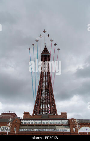 Blackpool, Großbritannien. 12. August 2018 - RAF rote Pfeile fliegen über Blackpool Tower am Ende der jährlichen Blackpool Airshow. Die roten Pfeile flogen vor dem Hintergrund des aufkommenden Sturm und durchgeführt für eine Menge von zig Tausend entlang der Promenade in Blackpool. Credit: Benjamin Wareing/Alamy leben Nachrichten Stockfoto