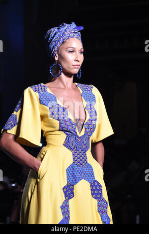 London, Großbritannien. 11. Aug 2018. Designer Nedim Designs präsentiert seine neueste Kollektion an der Afrika Fashion Week London (AFWL) an Freimaurer' Hall am 11. August 2018, London, UK. Bild Capital/Alamy leben Nachrichten Stockfoto