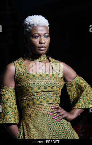 London, Großbritannien. 11. Aug 2018. Designer Nedim Designs präsentiert seine neueste Kollektion an der Afrika Fashion Week London (AFWL) an Freimaurer' Hall am 11. August 2018, London, UK. Bild Capital/Alamy leben Nachrichten Stockfoto