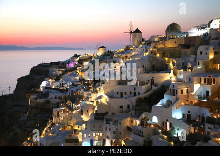 Fabelhafte malerischen Dorf Oia auf Santorini Insel bei Sonnenuntergang, Griechenland Stockfoto