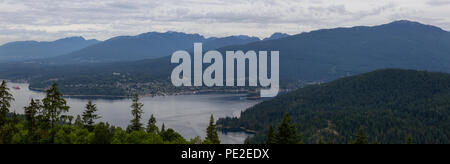 Antenne Panoramablick auf Belcarra und Deep Cove während einem bewölkten Sommertag. Von der Spitze des Burnaby Mountain, Vancouver, BC, Kanada. Stockfoto