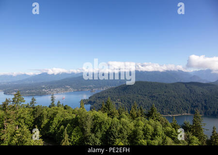 Antenne Panoramablick auf Belcarra und Deep Cove während einem bewölkten Sommertag. Von der Spitze des Burnaby Mountain, Vancouver, BC, Kanada. Stockfoto