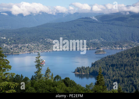 Antenne Panoramablick auf Belcarra und Deep Cove während einem bewölkten Sommertag. Von der Spitze des Burnaby Mountain, Vancouver, BC, Kanada. Stockfoto