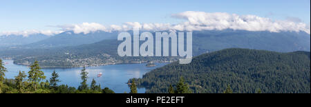 Antenne Panoramablick auf Belcarra und Deep Cove während einem bewölkten Sommertag. Von der Spitze des Burnaby Mountain, Vancouver, BC, Kanada. Stockfoto