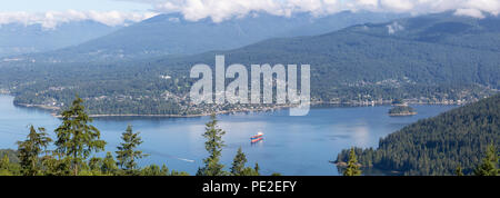 Antenne Panoramablick auf Belcarra und Deep Cove während einem bewölkten Sommertag. Von der Spitze des Burnaby Mountain, Vancouver, BC, Kanada. Stockfoto