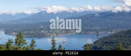 Antenne Panoramablick auf Belcarra und Deep Cove während einem bewölkten Sommertag. Von der Spitze des Burnaby Mountain, Vancouver, BC, Kanada. Stockfoto