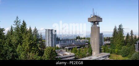 Turm in Burnaby Mountain bei einem bewölkten Sommertag. In Vancouver, BC, Kanada. Stockfoto