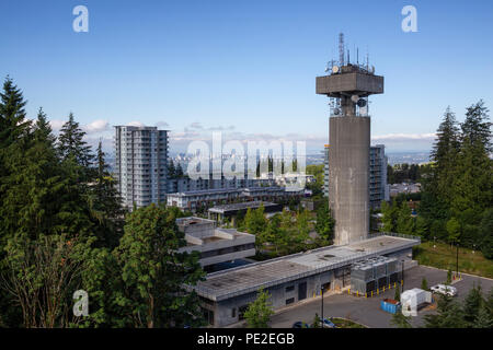 Turm in Burnaby Mountain bei einem bewölkten Sommertag. In Vancouver, BC, Kanada. Stockfoto