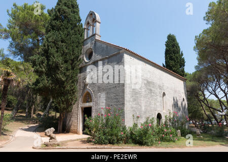 Brijuni, Kroatien - 28. Juli 2018: Blick auf die Kirche von St. Deutsche auf der Insel Brijuni, Kroatien. Stockfoto