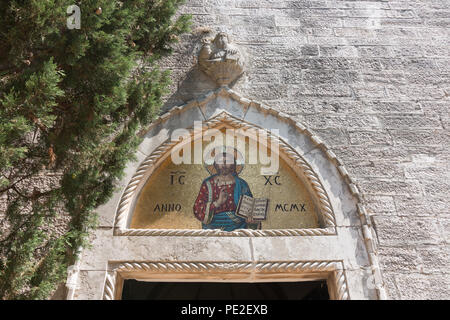 Brijuni, Kroatien - 28. Juli 2018: Blick auf das Eingangsportal der Kirche St. Deutsche auf der Insel Brijuni, Kroatien. Stockfoto