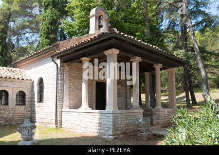 Brijuni, Kroatien - 28. Juli 2018: Ansicht einer Seite Gebäude der Kirche St. Deutsche auf der Insel Brijuni, Kroatien. Stockfoto