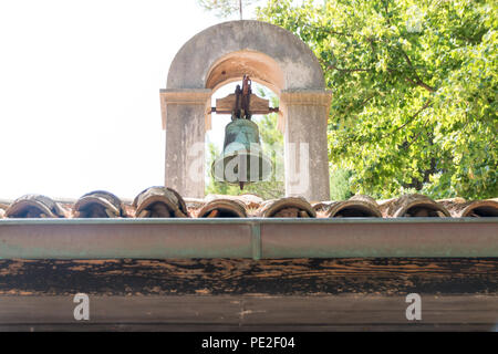 Brijuni, Kroatien - 28. Juli 2018: Blick auf den Glockenturm der Kirche St. Deutsche auf der Insel Brijuni, Kroatien. Stockfoto