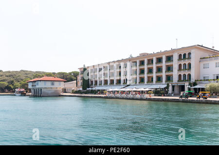 Brijuni, Kroatien - 28. Juli 2018: Blick auf den Hafen von Brijuni. Es ist an der Nordostküste von Veliki Brijuni Insel, der größten der Briju entfernt Stockfoto