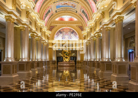 Die komplizierte Muster auf der Decke im Venetian Casino and Resort Hotel Macau, China. Stockfoto