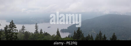 Antenne Panoramablick auf Belcarra und Deep Cove während einem bewölkten Sommertag. Von der Spitze des Burnaby Mountain, Vancouver, BC, Kanada. Stockfoto