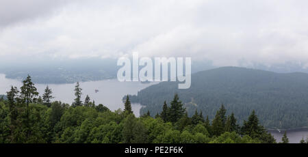 Antenne Panoramablick auf Belcarra und Deep Cove während einem bewölkten Sommertag. Von der Spitze des Burnaby Mountain, Vancouver, BC, Kanada. Stockfoto