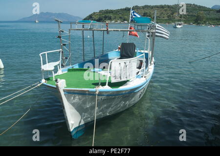 Ein festgegansiertes kleines Boot im charmanten Dorf Palaia Epidavros, Griechenland. Das Handwerk wurde in einem Film der 1950er Jahre verwendet, ‘Junge auf einem Delphin’ mit Sophia Loren Stockfoto