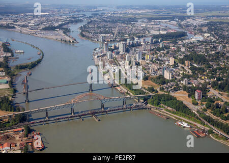 Antenne Stadtblick auf Pattullo und Skytrain Brücke über den Fraser River. In Greater Vancouver, British Columbia, Kanada. Stockfoto