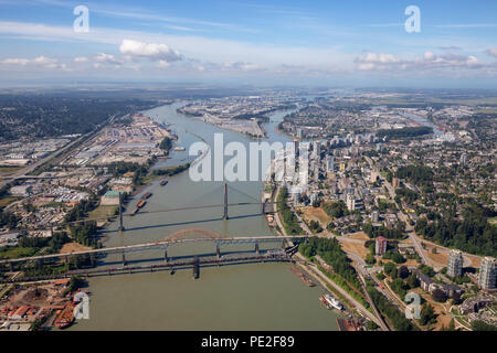 Antenne Stadtblick auf Pattullo und Skytrain Brücke über den Fraser River. In Greater Vancouver, British Columbia, Kanada. Stockfoto