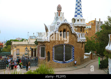 BARCELONA, SPANIEN - 13. JULI 2018: Gebäude im Eingang des Park Güell des Architekten Antoni Gaudí, Barcelona, Spanien konzipiert Stockfoto