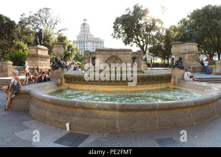 BARCELONA, SPANIEN - 12. JULI 2018: Brunnen in der Placa de Catalunya, Barcelona, Spanien Stockfoto