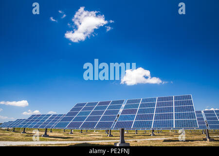 In der Nähe von Zeilen Array von polykristallinem Silizium Solarzellen in Solarkraftwerk Stockfoto