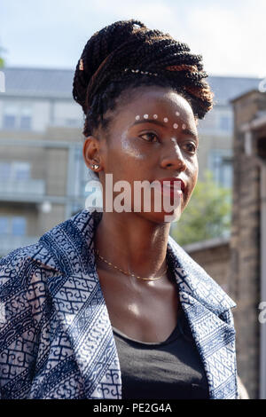 Weibliche Modell afrikanischen Ursprungs, die afrikanische Mode auf dem Laufsteg auf der Fashion Show während des Couleur Café 2018 in Kopenhagen Stockfoto