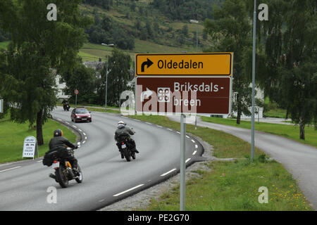 Olden, Norwegen - 8 August 2018: Zwei Motorradfahrer Fahrt ins Dorf Olden am 8. August 2018. Das Dorf etwa 500 Hemmungen engagieren sich in Landwirtschaft, Obstbau und Herstellung für Tourismus ist ein paar Meilen Briksdalebreen Gletscher. Foto: David Mbiyu Stockfoto