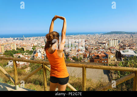 Aufgeregt, attraktive junge Frau in Sportkleidung stretching genießen Sie Barcelona Landschaft in den Morgen. Fröhliche Stimmung, Emotionen, gesunde Lebensweise. Stockfoto