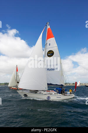 Französische sailor Jean-Luc Van Den Heede Segeln seiner Yacht Malmut von Falmouth zu Beginn des Schrägförderers Rennen für die 2108 Golden Globe Race (Puffin dahinter). Stockfoto