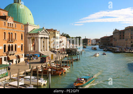 Venedig, Italien, 18. Juni 2018: Die schönen Sonnenuntergang auf Venedig mit den Grand Canal und die grüne Kuppel der Kirche San Simeon Piccolo, Venedig, Italien Stockfoto