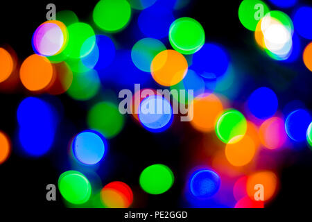 Weihnachten und Neujahr Konzept - Defokussierten abstrakt bunt bokeh Lichter Hintergrund. Blau, Violett, Grün, Orange Farben. Stockfoto