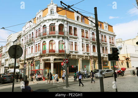 PORTO, Portugal, 20. JUNI 2018: Schöne alte traditionelle Architektur Gebäude in Santa Catarina, in der Innenstadt von Porto, Portugal Stockfoto