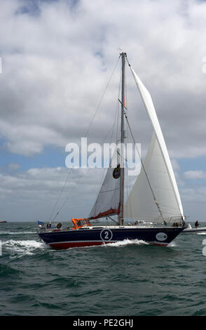 Estnische sailor Uku Randmaa Segeln seiner Yacht eine und Alle aus Falmouth zu Beginn des Schrägförderers Rennen für die 2018 Golden Globe Race. Stockfoto