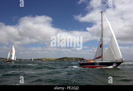 Estnische sailor Uku Randmaa Segeln seiner Yacht eine und Alle aus Falmouth zu Beginn des Schrägförderers Rennen für die 2018 Golden Globe Race. Stockfoto