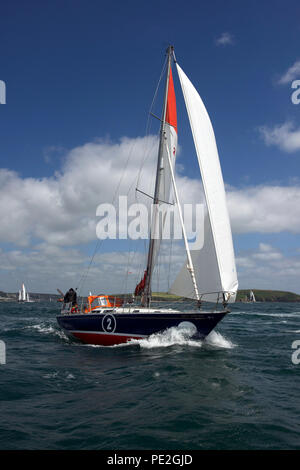 Estnische sailor Uku Randmaa Segeln seiner Yacht eine und Alle aus Falmouth zu Beginn des Schrägförderers Rennen für die 2018 Golden Globe Race. Stockfoto