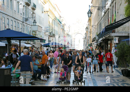 Lissabon, Portugal - 25. JUNI 2018: die Masse der Leute in der Rua Augusta Straße im Sommer in Lissabon, Portugal Stockfoto