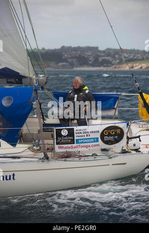 Französische sailor Jean-Luc Van Den Heede Segeln seiner Yacht Malmut von Falmouth zu Beginn des Schrägförderers Rennen für die 2108 Golden Globe Race. Stockfoto