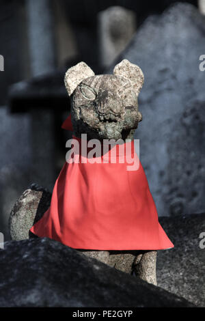 Fox-Statut (kitsune), die die Gott am Fushimi Inari Inari-taisha in Kyoto, Japan. Stockfoto