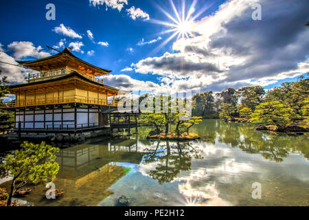 HDR-Bild der Kinkaku-ji Tempel (金閣寺, Tempel des Goldenen Pavillon) Kyoko-chi Teich in Kyoto im Winter 2017. Stockfoto