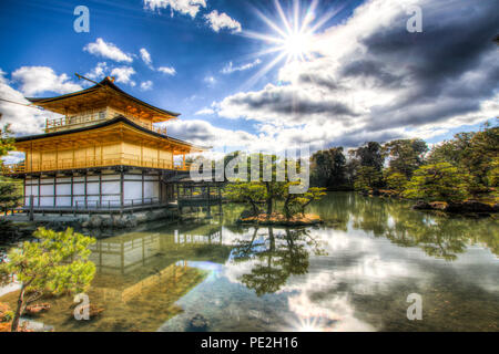 HDR-Bild der Kinkaku-ji Tempel (金閣寺, Tempel des Goldenen Pavillon) Kyoko-chi Teich in Kyoto im Winter 2017. Stockfoto