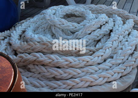 Spule geflochtenes Seil auf dem Deck eines Schiffes Stockfoto