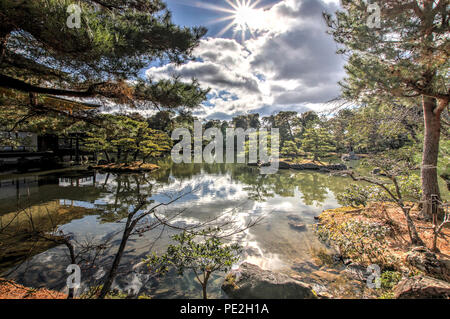 HDR-Bild der Kyoko-chi Teich neben dem Goldenen Pavillon in Kyoto, Japan. Stockfoto