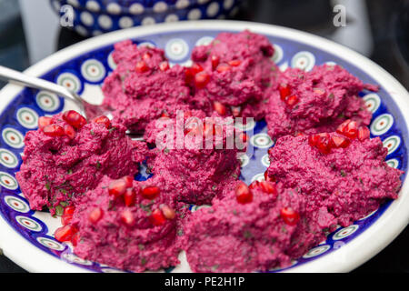 Pkhali, ein georgischer Gemüsegericht mit Rote Bete, Walnüsse und Granatapfel Samen Stockfoto