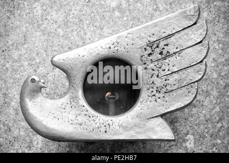 Der ewige Friede Flamme von Bränden in Hiroshima und Nagasaki in einem metallischen genommen Taube Laterne an der Ueno Tōshō-gū in Tokio, Japan. Stockfoto