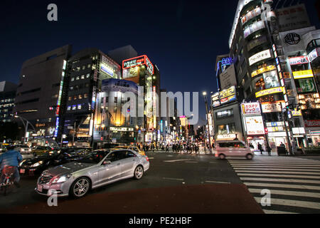 Ein Schnittpunkt mit Geschäfte, Unternehmen, Autos und Kreuzungen in der Nacht im Bezirk von Ueno, Tokio, Japan. Stockfoto