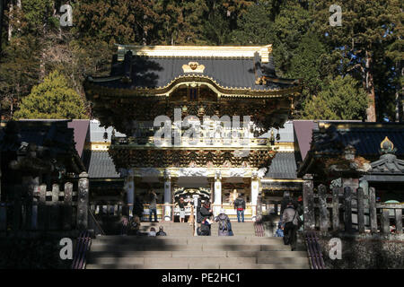 Vorderseite des Yōmei-mon (Haupttor) des Tōshō-gū Shinto Schrein in Nikkō, Präfektur Tochigi, Japan. Stockfoto