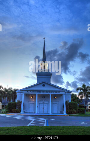 Naples, Florida, USA - 10. August 2018: Sonnenaufgang über dem Neapel Vereinigte Kirche Christi in Naples, Florida im Sommer. Redaktionelle Verwendung. Stockfoto